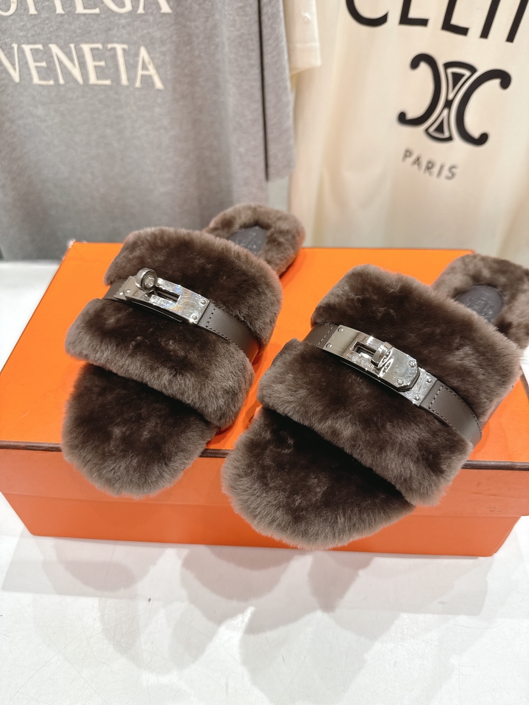 顶级出厂 Hermes*|爱马仕F021 2025ssH家新款平底毛毛拖鞋‼️羊羔毛特别柔软~上脚十分显