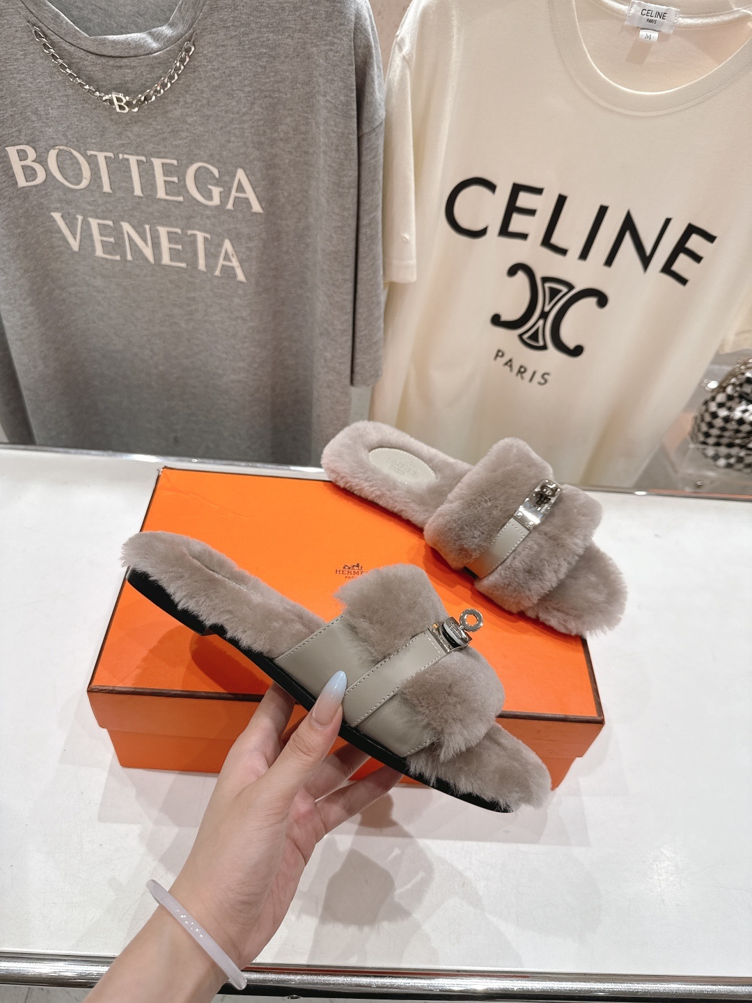 顶级出厂 Hermes*|爱马仕F021 2025ssH家新款平底毛毛拖鞋‼️羊羔毛特别柔软~上脚十分显