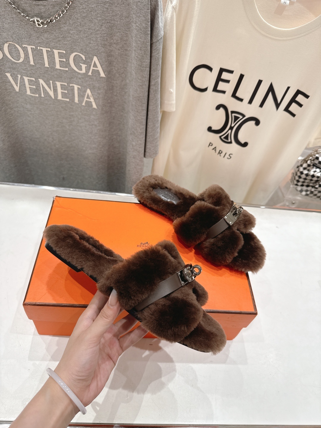 顶级出厂 Hermes*|爱马仕F021 2025ssH家新款平底毛毛拖鞋‼️羊羔毛特别柔软~上脚十分显