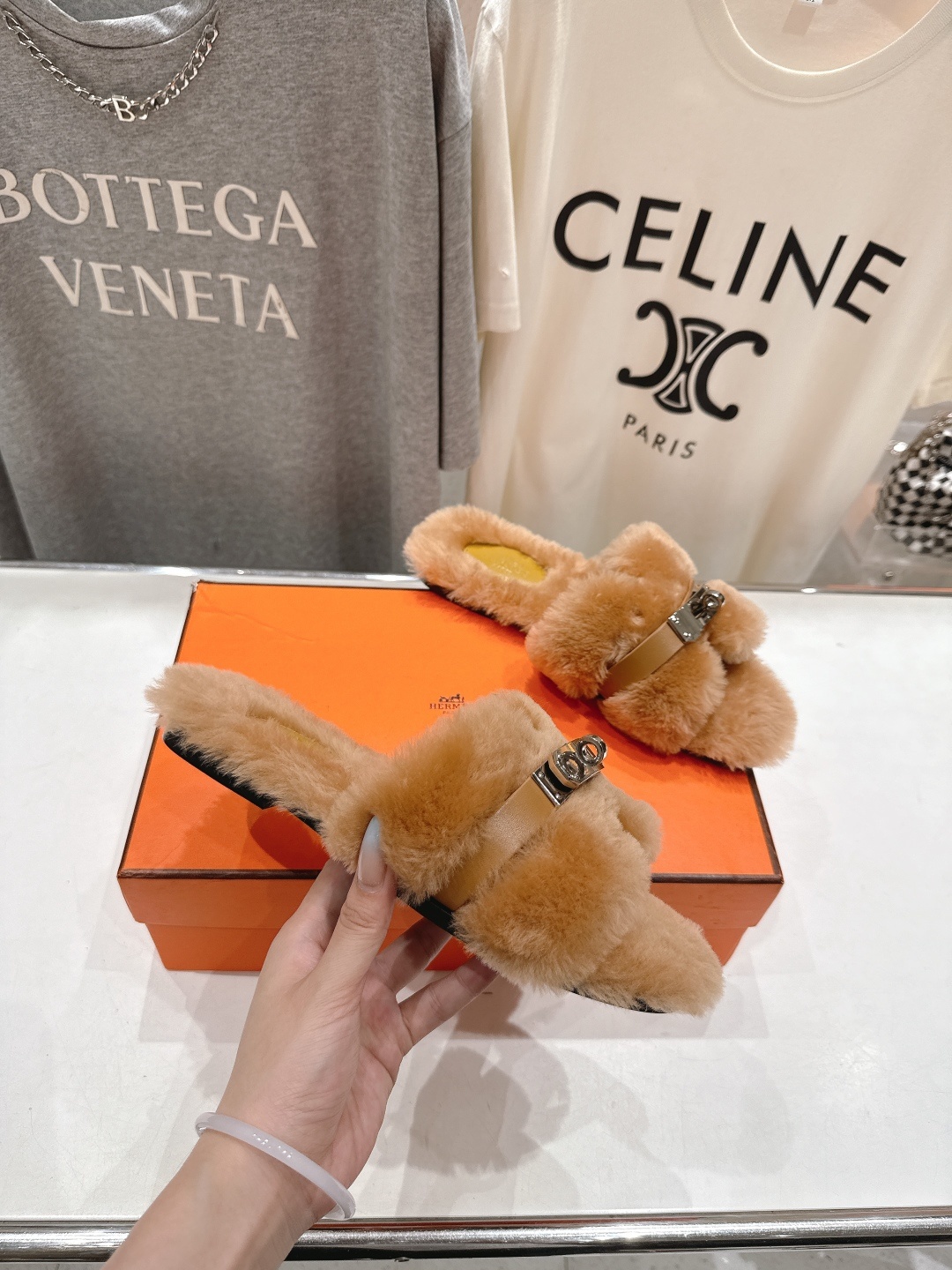 顶级出厂 Hermes*|爱马仕F021 2025ssH家新款平底毛毛拖鞋‼️羊羔毛特别柔软~上脚十分显