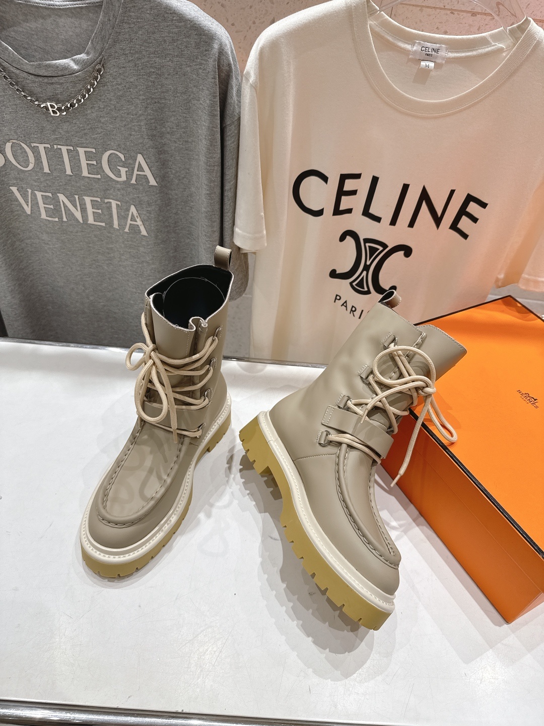 高版本出厂 Hermes/爱马仕H家F048 25ss秋冬新款绑带厚底中靴马丁靴经典运动风格设计,经典耐