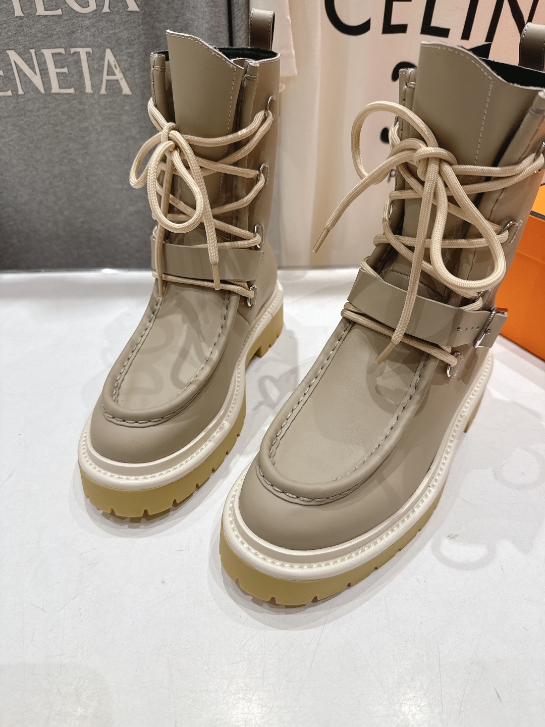 高版本出厂 Hermes/爱马仕H家F048 25ss秋冬新款绑带厚底中靴马丁靴经典运动风格设计,经典耐