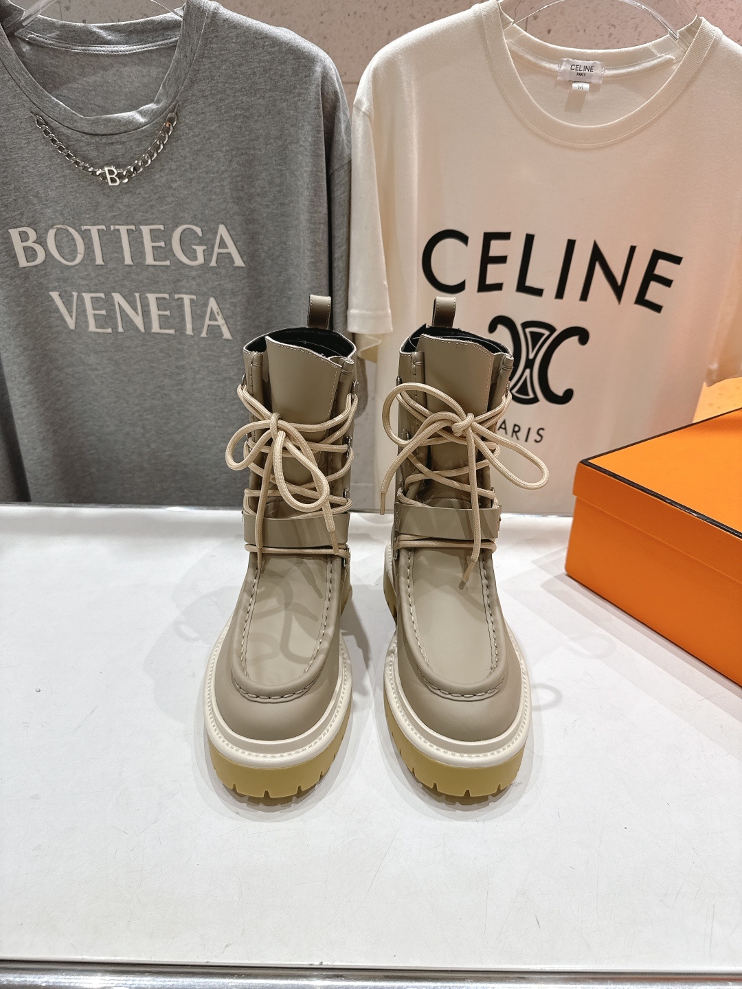 高版本出厂 Hermes/爱马仕H家F048 25ss秋冬新款绑带厚底中靴马丁靴经典运动风格设计,经典耐