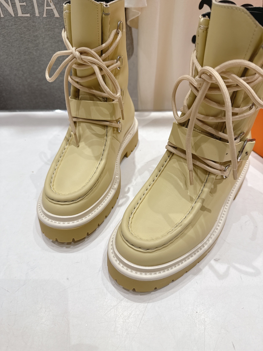 高版本出厂 Hermes/爱马仕H家F048 25ss秋冬新款绑带厚底中靴马丁靴经典运动风格设计,经典耐