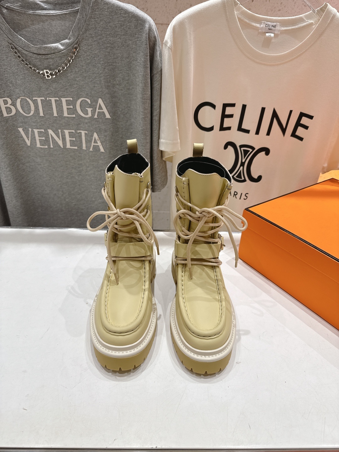 高版本出厂 Hermes/爱马仕H家F048 25ss秋冬新款绑带厚底中靴马丁靴经典运动风格设计,经典耐