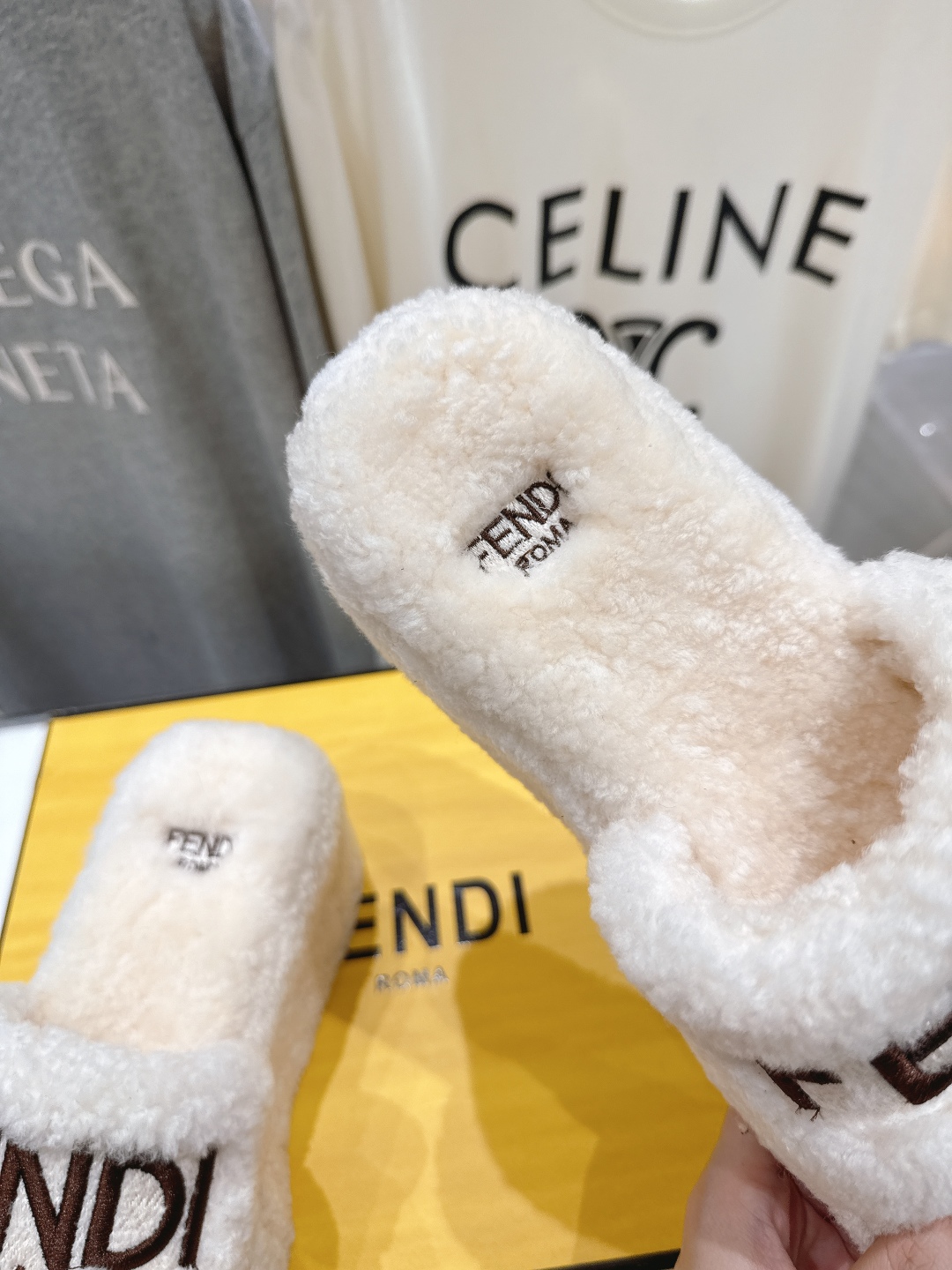 高版本出厂 Fendi/芬迪F013 2025ss秋冬新款居家坡跟毛拖，真是好看好萌哒原版复刻精致电绣l