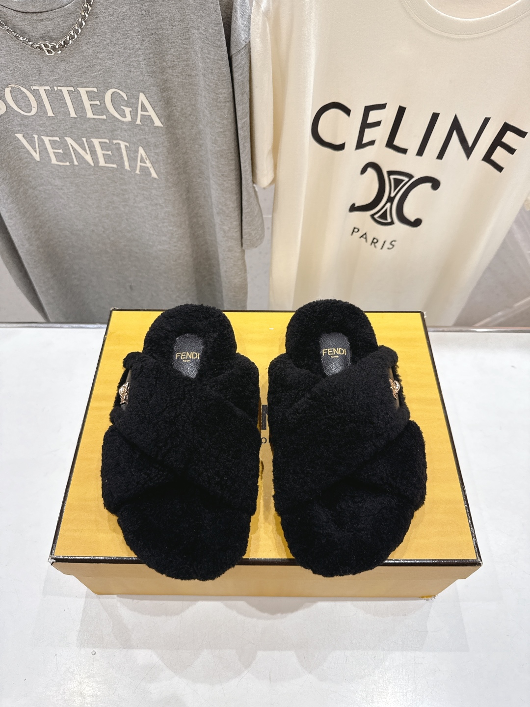 高版本出厂 FENDI/芬迪F013 2025ss秋冬新款专柜原版复刻平底毛毛拖 羊羔🐑毛，原版品质原版