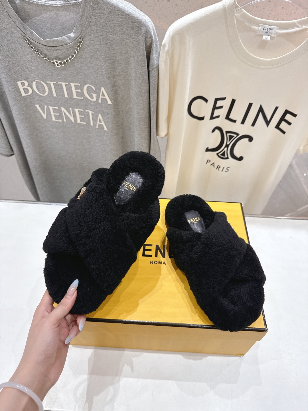 高版本出厂 FENDI/芬迪F013 2025ss秋冬新款专柜原版复刻平底毛毛拖 羊羔🐑毛，原版品质原版