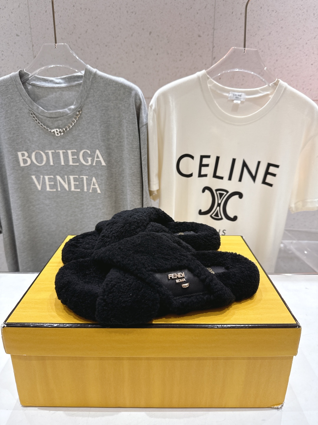 高版本出厂 FENDI/芬迪F013 2025ss秋冬新款专柜原版复刻平底毛毛拖 羊羔🐑毛，原版品质原版