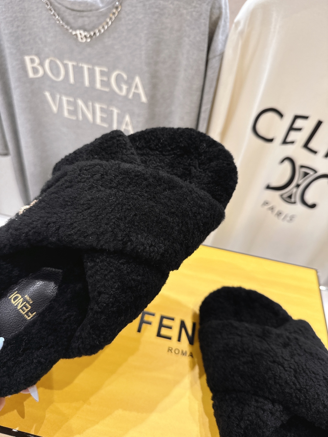 高版本出厂 FENDI/芬迪F013 2025ss秋冬新款专柜原版复刻平底毛毛拖 羊羔🐑毛，原版品质原版