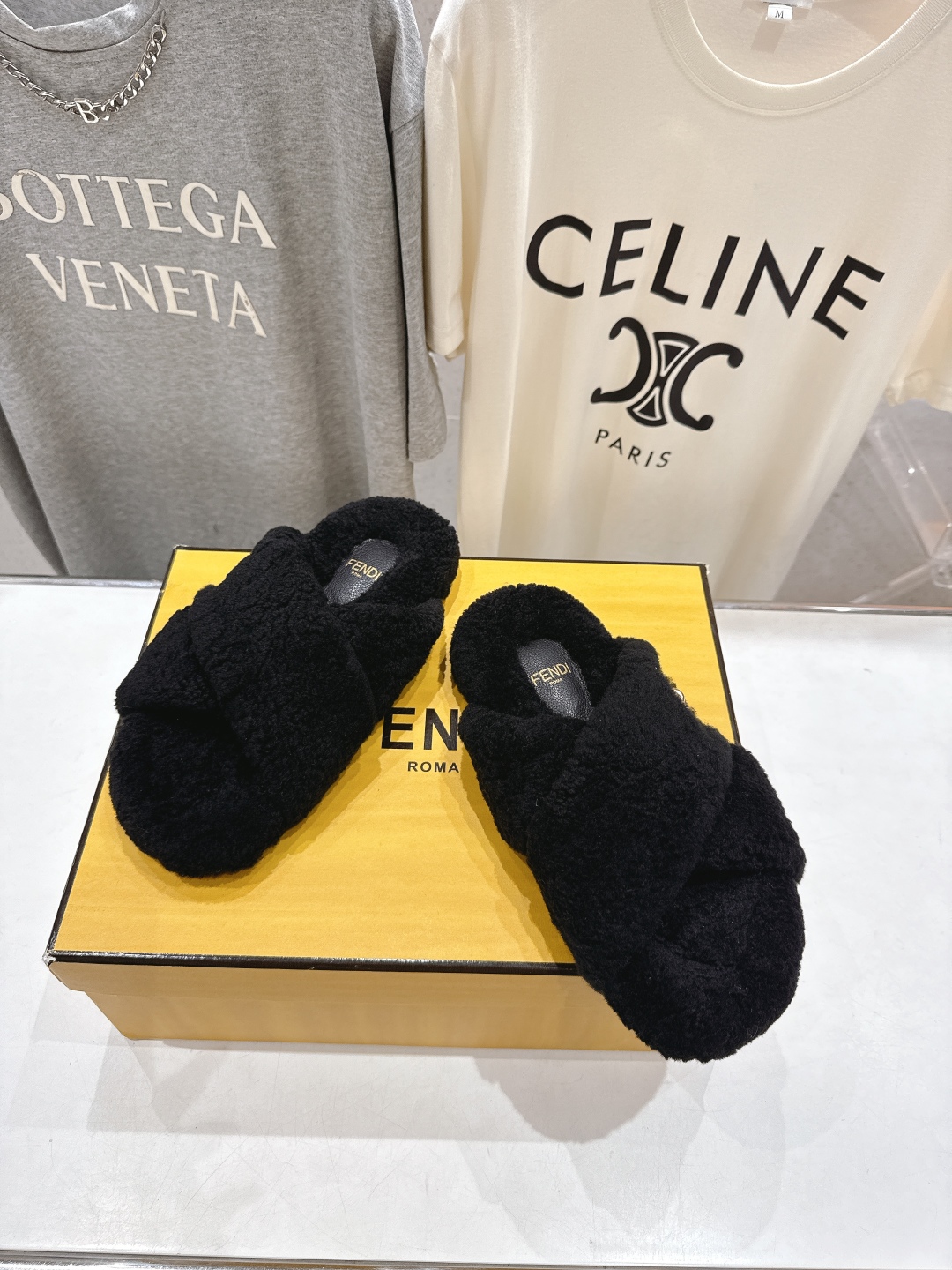 高版本出厂 FENDI/芬迪F013 2025ss秋冬新款专柜原版复刻平底毛毛拖 羊羔🐑毛，原版品质原版