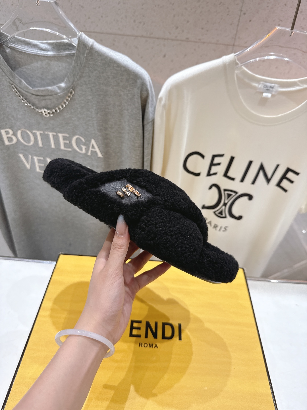 高版本出厂 FENDI/芬迪F013 2025ss秋冬新款专柜原版复刻平底毛毛拖 羊羔🐑毛，原版品质原版