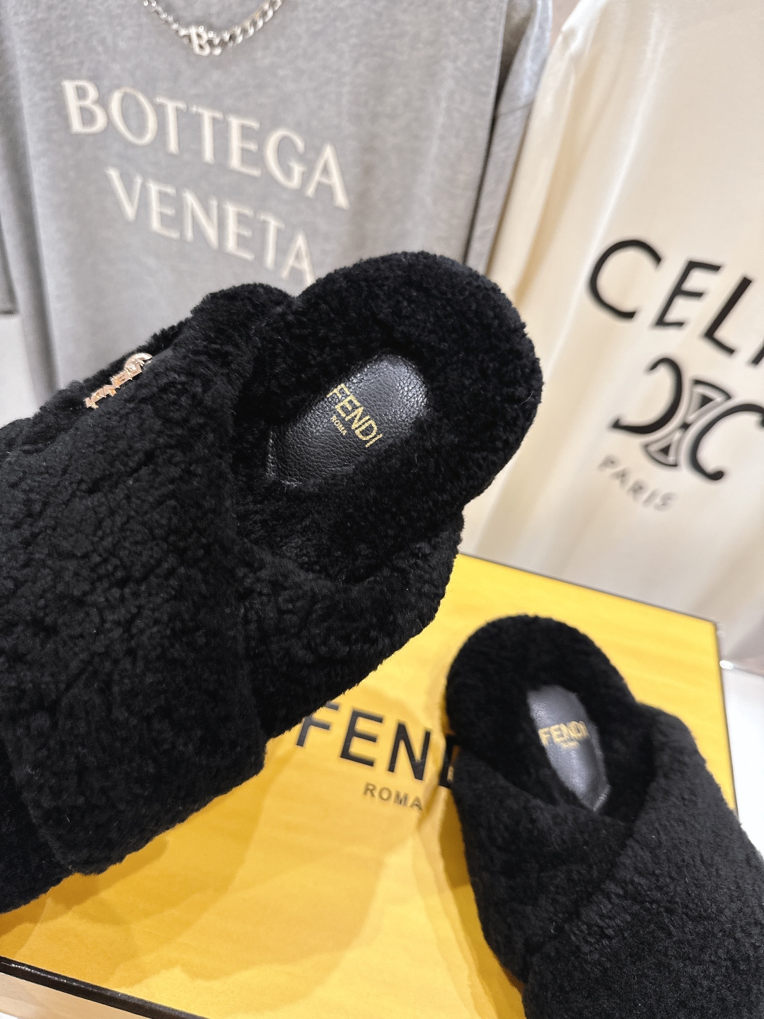 高版本出厂 FENDI/芬迪F013 2025ss秋冬新款专柜原版复刻平底毛毛拖 羊羔🐑毛，原版品质原版