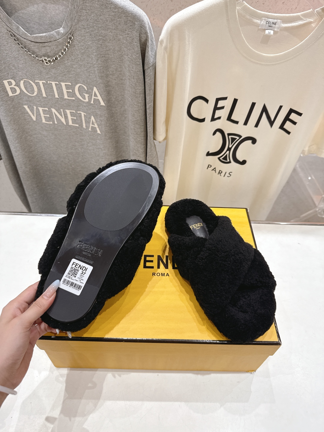 高版本出厂 FENDI/芬迪F013 2025ss秋冬新款专柜原版复刻平底毛毛拖 羊羔🐑毛，原版品质原版