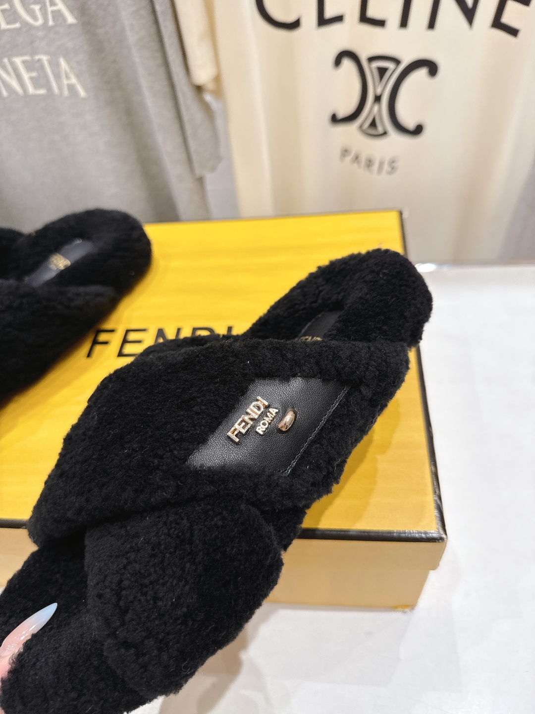 高版本出厂 FENDI/芬迪F013 2025ss秋冬新款专柜原版复刻平底毛毛拖 羊羔🐑毛，原版品质原版