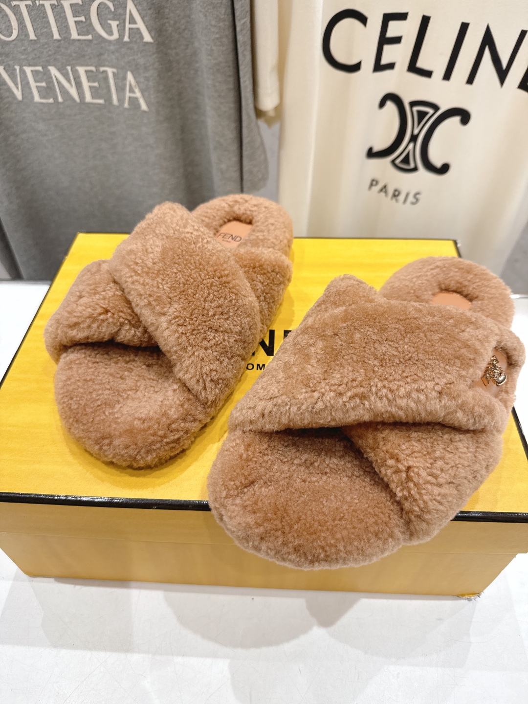 高版本出厂 FENDI/芬迪F013 2025ss秋冬新款专柜原版复刻平底毛毛拖 羊羔🐑毛，原版品质原版