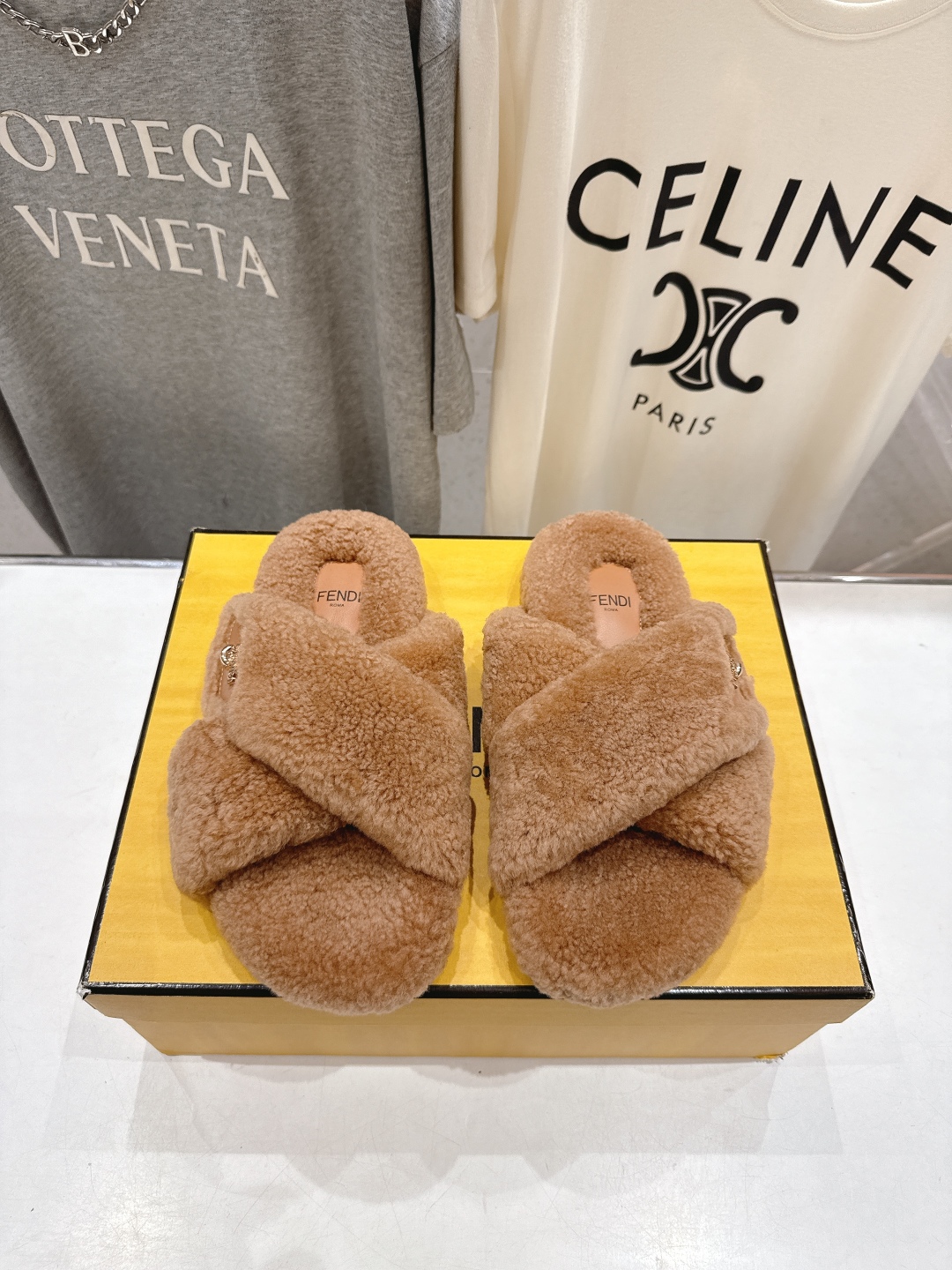 高版本出厂 FENDI/芬迪F013 2025ss秋冬新款专柜原版复刻平底毛毛拖 羊羔🐑毛，原版品质原版