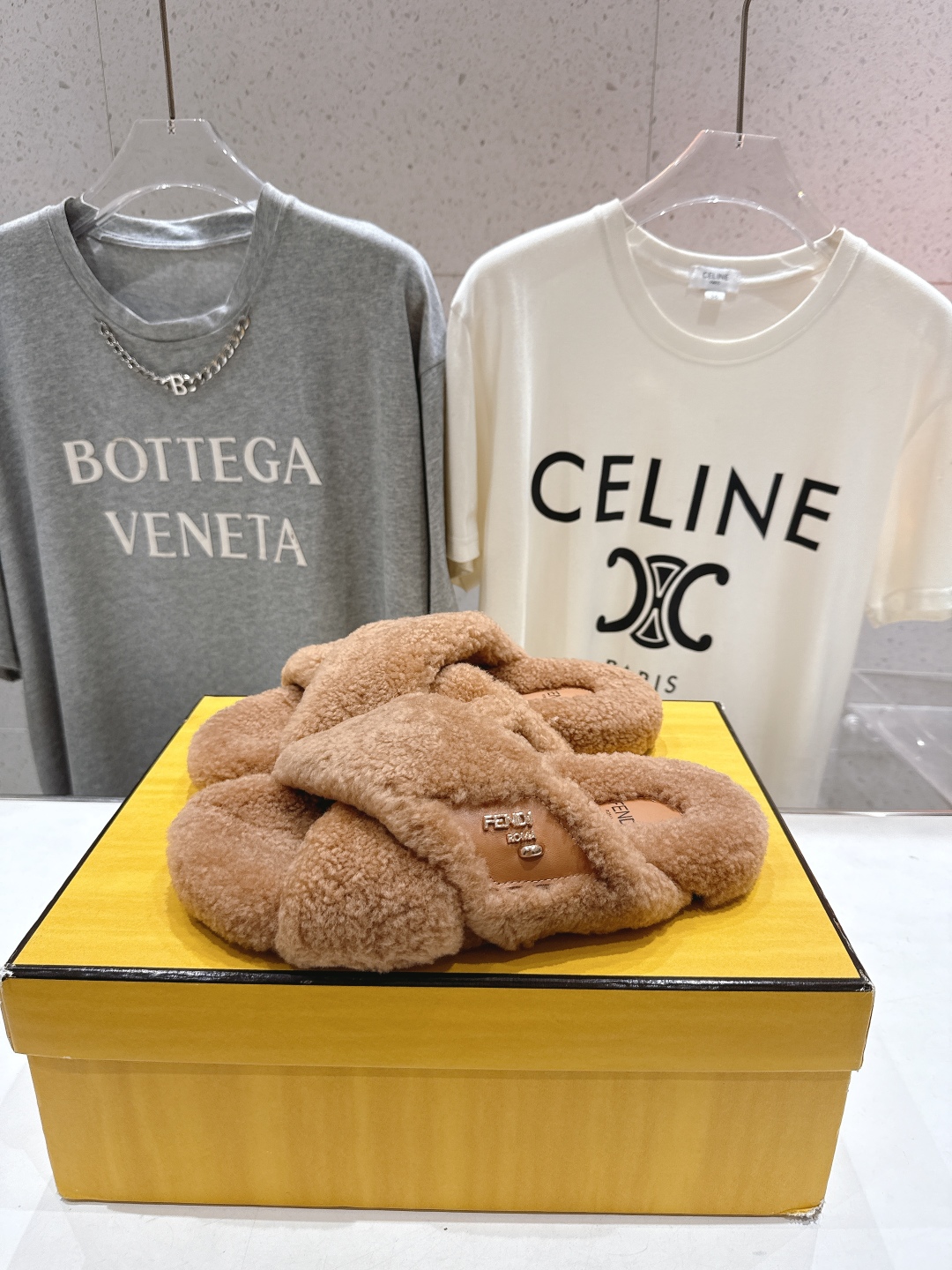 高版本出厂 FENDI/芬迪F013 2025ss秋冬新款专柜原版复刻平底毛毛拖 羊羔🐑毛，原版品质原版
