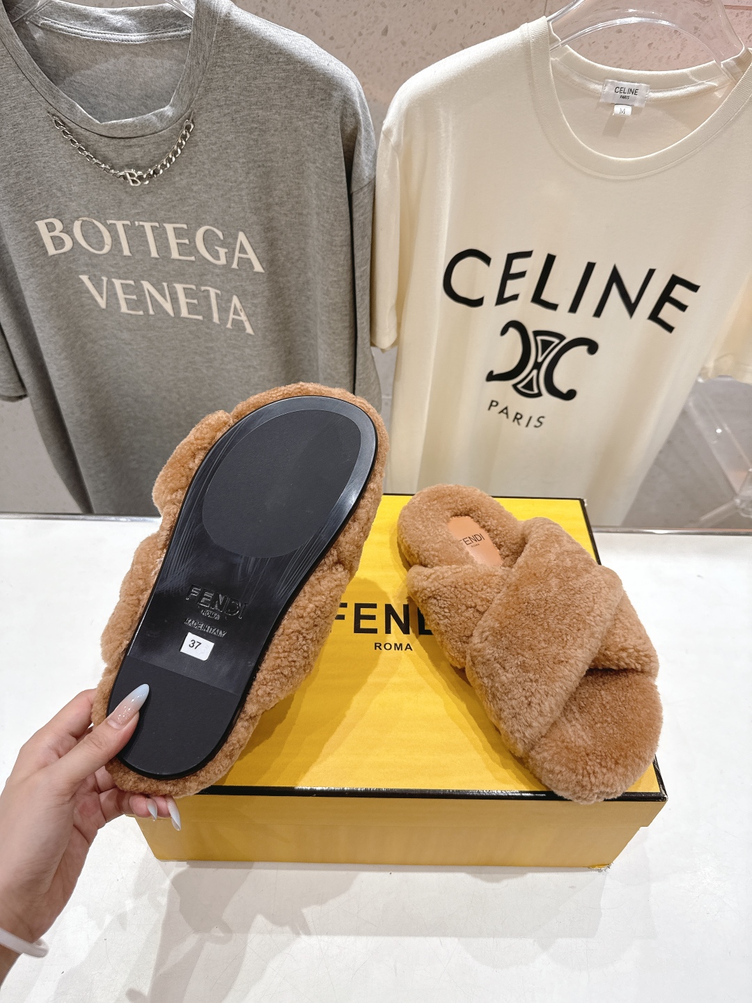 高版本出厂 FENDI/芬迪F013 2025ss秋冬新款专柜原版复刻平底毛毛拖 羊羔🐑毛，原版品质原版