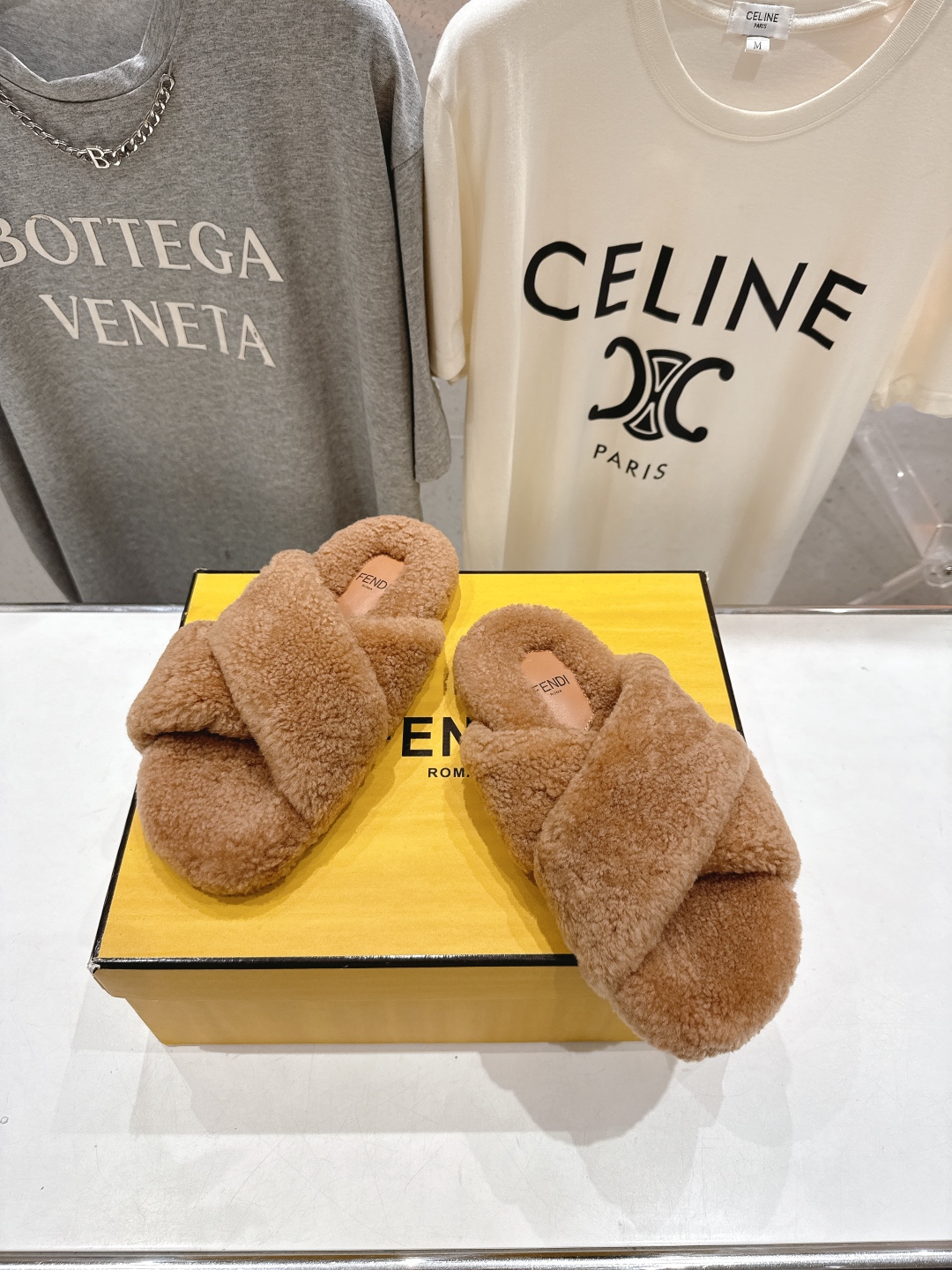 高版本出厂 FENDI/芬迪F013 2025ss秋冬新款专柜原版复刻平底毛毛拖 羊羔🐑毛，原版品质原版