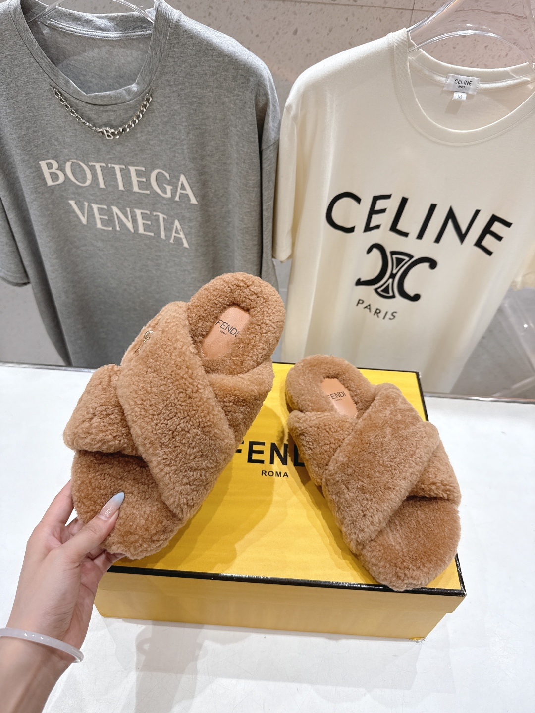 高版本出厂 FENDI/芬迪F013 2025ss秋冬新款专柜原版复刻平底毛毛拖 羊羔🐑毛，原版品质原版