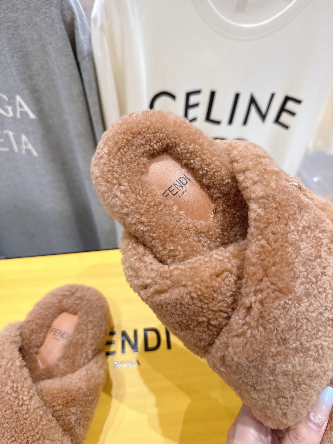高版本出厂 FENDI/芬迪F013 2025ss秋冬新款专柜原版复刻平底毛毛拖 羊羔🐑毛，原版品质原版