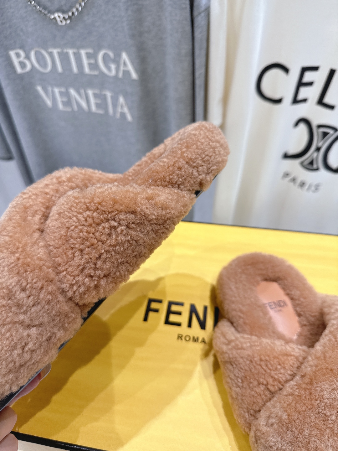 高版本出厂 FENDI/芬迪F013 2025ss秋冬新款专柜原版复刻平底毛毛拖 羊羔🐑毛，原版品质原版