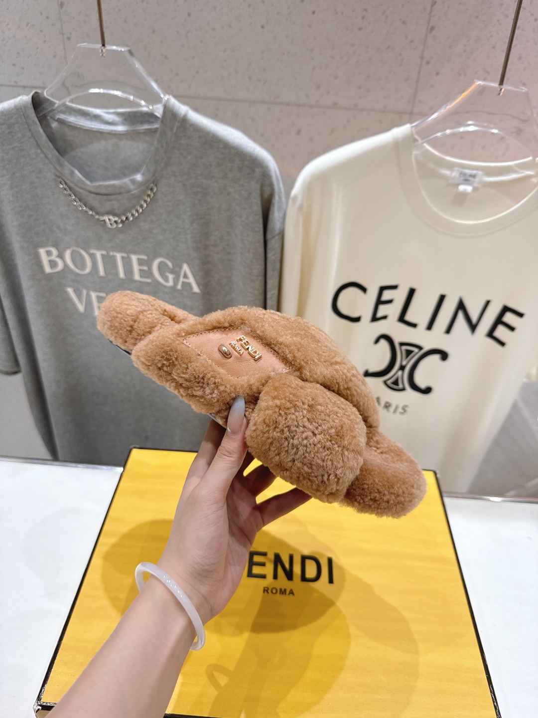高版本出厂 FENDI/芬迪F013 2025ss秋冬新款专柜原版复刻平底毛毛拖 羊羔🐑毛，原版品质原版