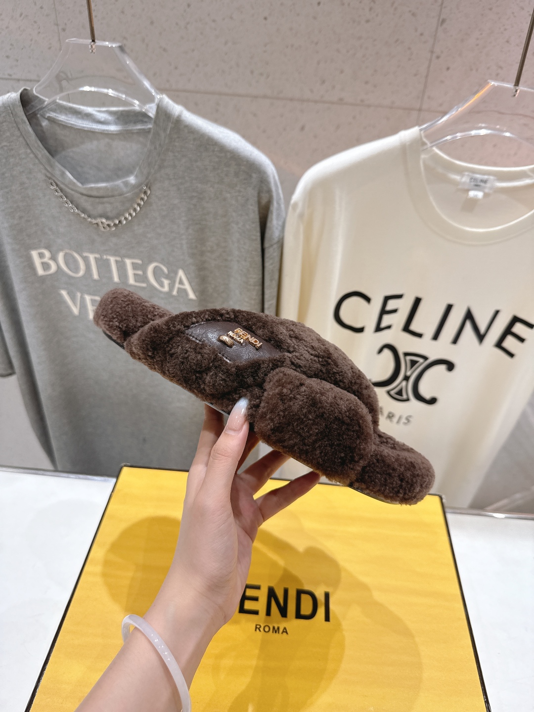 高版本出厂 FENDI/芬迪F013 2025ss秋冬新款专柜原版复刻平底毛毛拖 羊羔🐑毛，原版品质原版