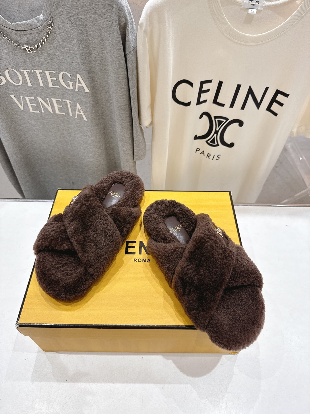 高版本出厂 FENDI/芬迪F013 2025ss秋冬新款专柜原版复刻平底毛毛拖 羊羔🐑毛，原版品质原版