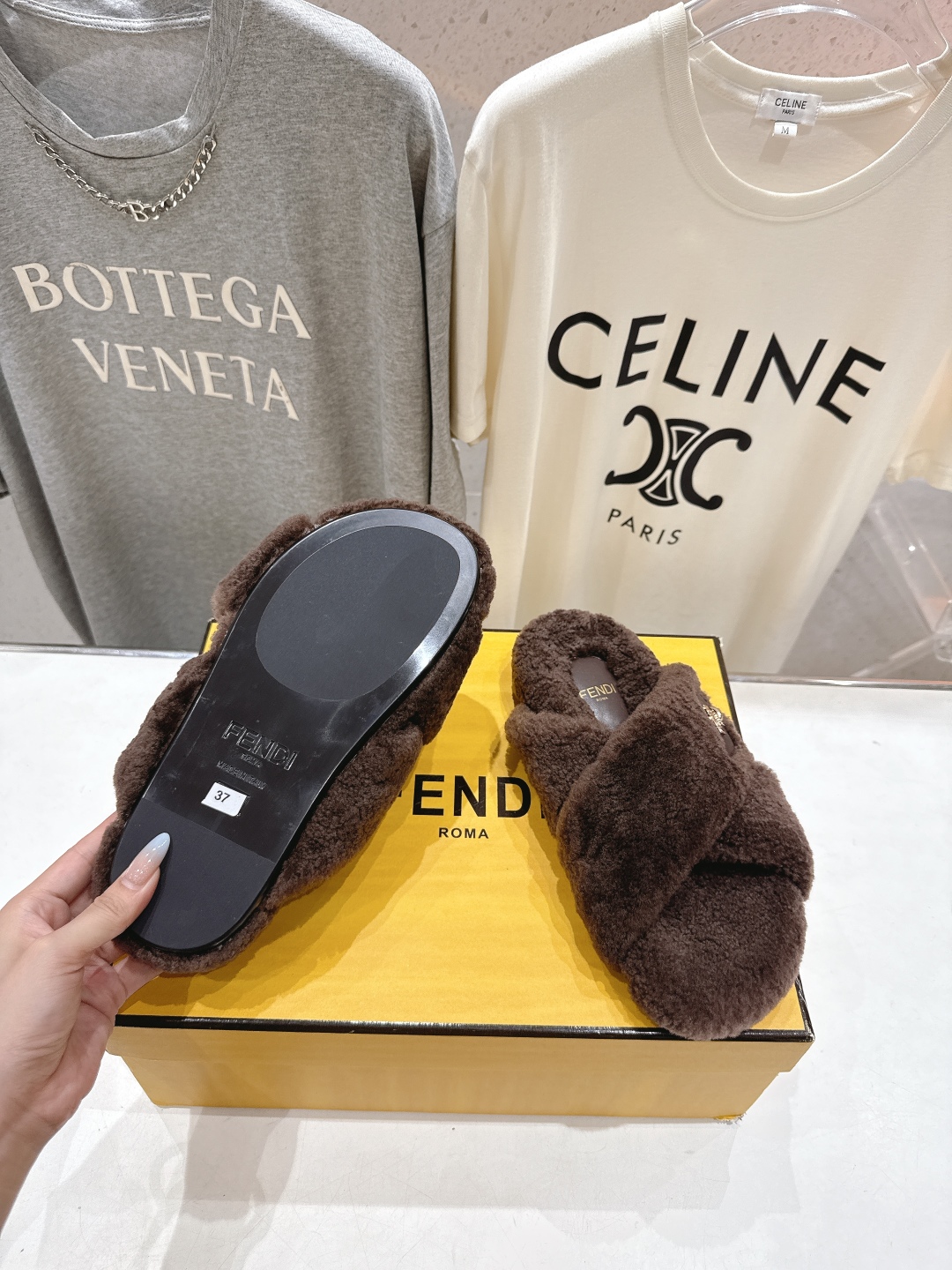 高版本出厂 FENDI/芬迪F013 2025ss秋冬新款专柜原版复刻平底毛毛拖 羊羔🐑毛，原版品质原版