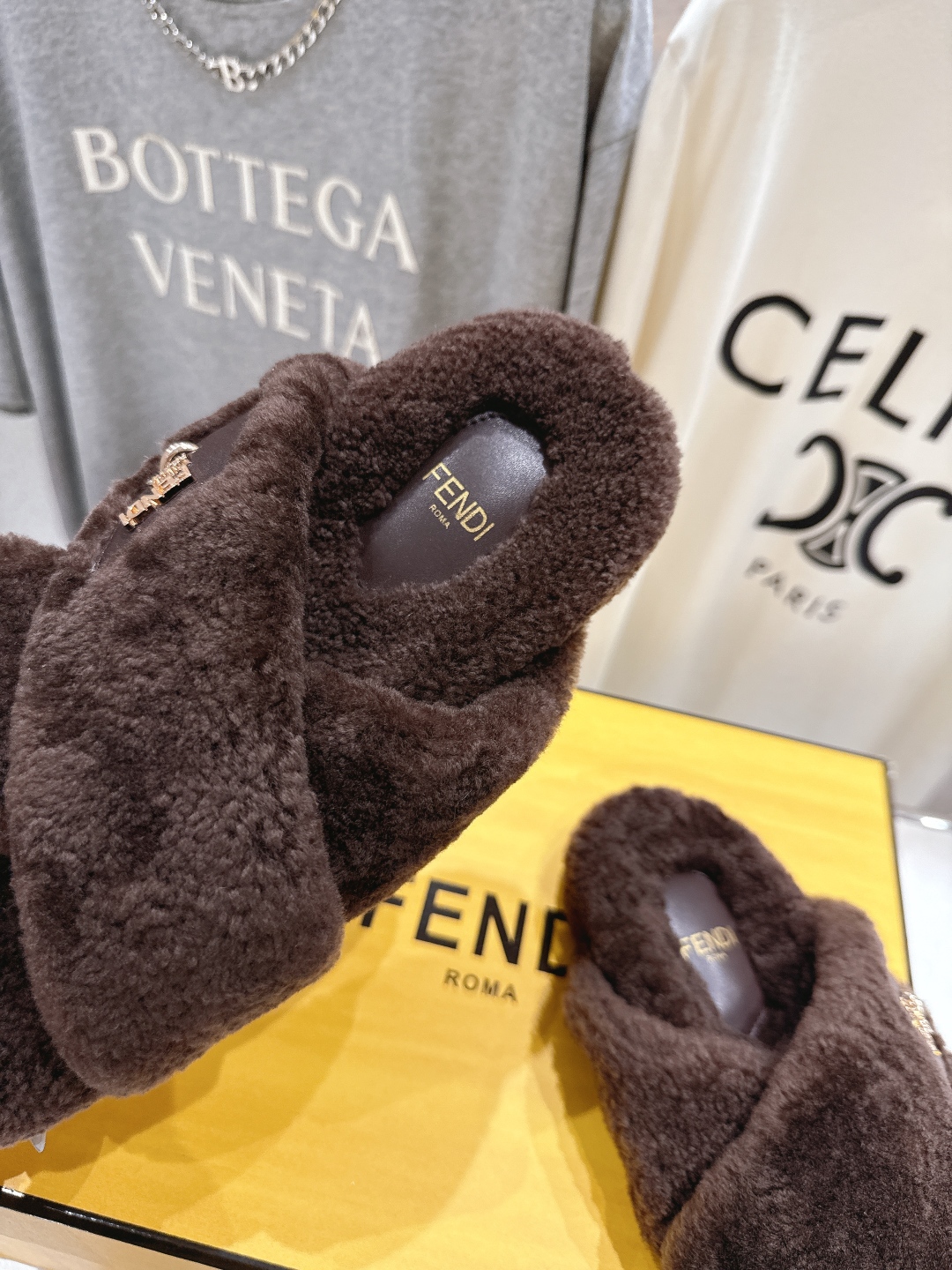 高版本出厂 FENDI/芬迪F013 2025ss秋冬新款专柜原版复刻平底毛毛拖 羊羔🐑毛，原版品质原版