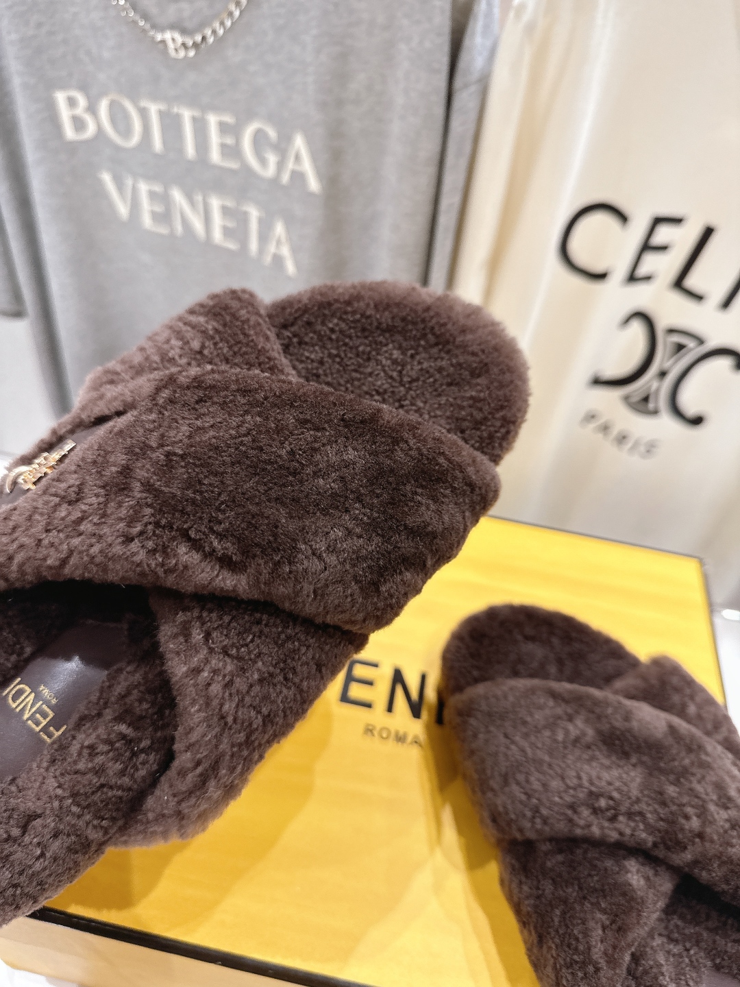 高版本出厂 FENDI/芬迪F013 2025ss秋冬新款专柜原版复刻平底毛毛拖 羊羔🐑毛，原版品质原版