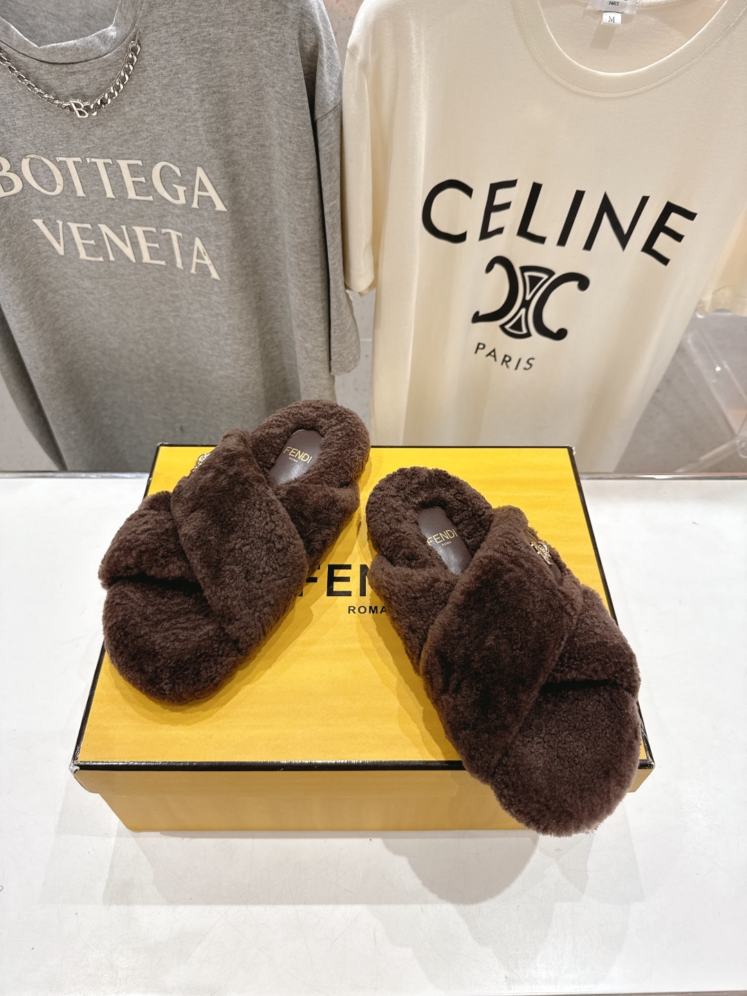 高版本出厂 FENDI/芬迪F013 2025ss秋冬新款专柜原版复刻平底毛毛拖 羊羔🐑毛，原版品质原版