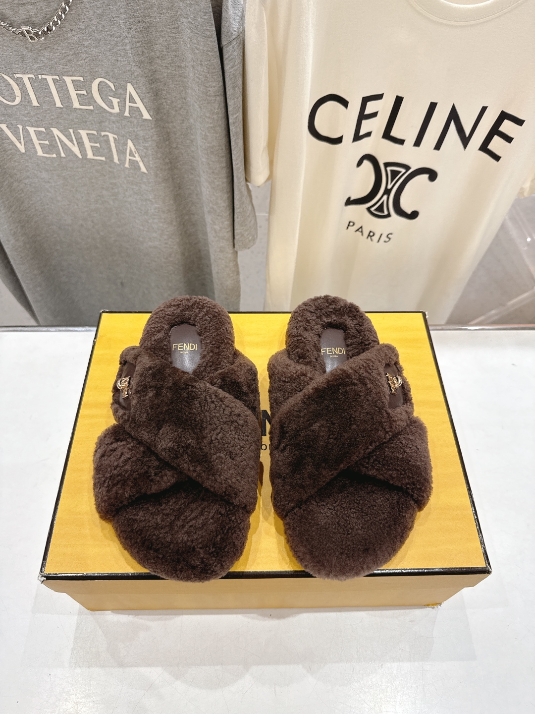 高版本出厂 FENDI/芬迪F013 2025ss秋冬新款专柜原版复刻平底毛毛拖 羊羔🐑毛，原版品质原版