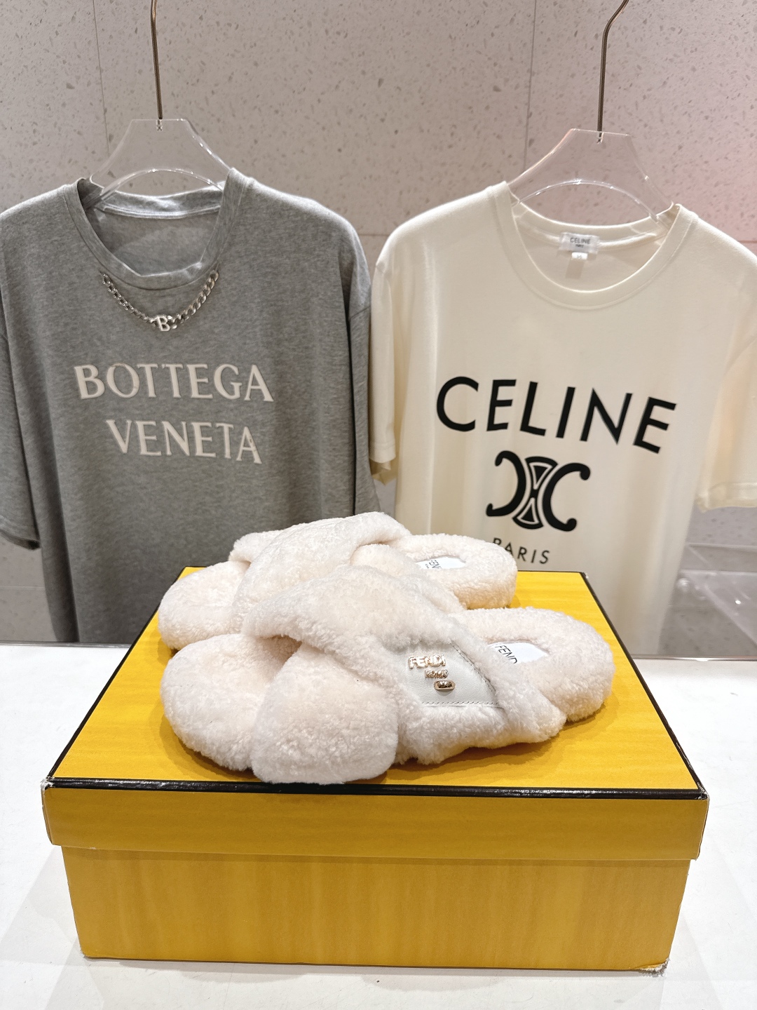高版本出厂 FENDI/芬迪F013 2025ss秋冬新款专柜原版复刻平底毛毛拖 羊羔🐑毛，原版品质原版