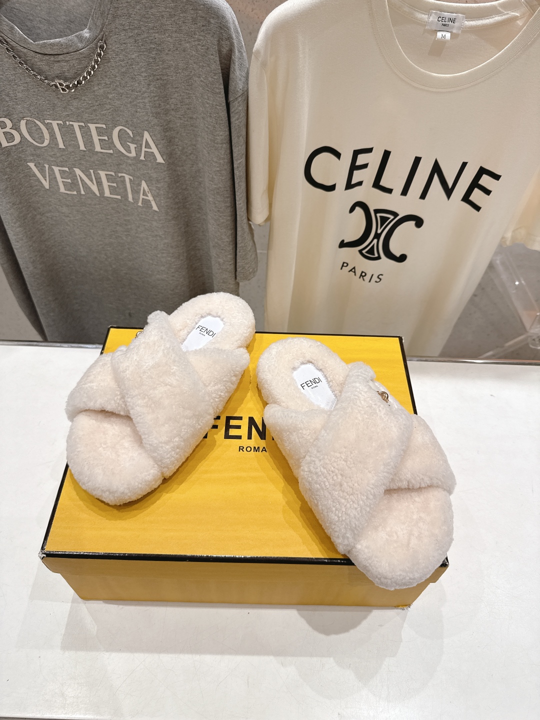 高版本出厂 FENDI/芬迪F013 2025ss秋冬新款专柜原版复刻平底毛毛拖 羊羔🐑毛，原版品质原版