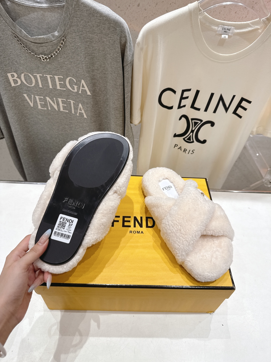 高版本出厂 FENDI/芬迪F013 2025ss秋冬新款专柜原版复刻平底毛毛拖 羊羔🐑毛，原版品质原版