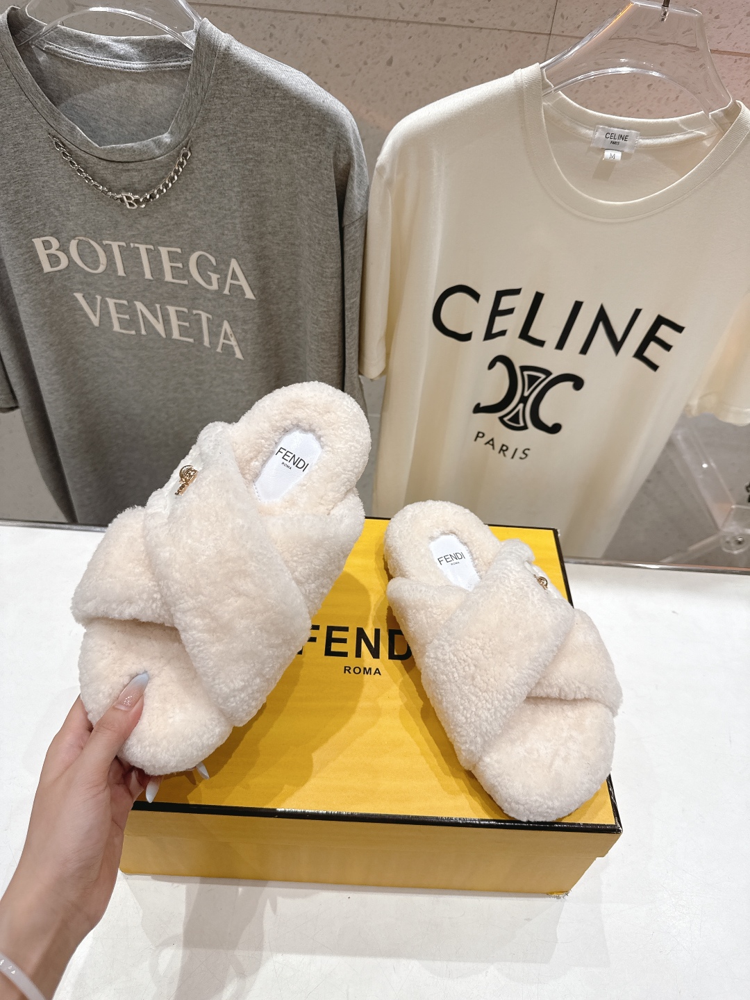 高版本出厂 FENDI/芬迪F013 2025ss秋冬新款专柜原版复刻平底毛毛拖 羊羔🐑毛，原版品质原版