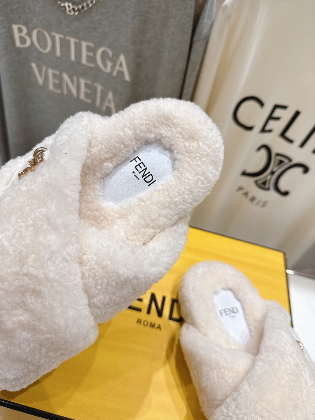 高版本出厂 FENDI/芬迪F013 2025ss秋冬新款专柜原版复刻平底毛毛拖 羊羔🐑毛，原版品质原版