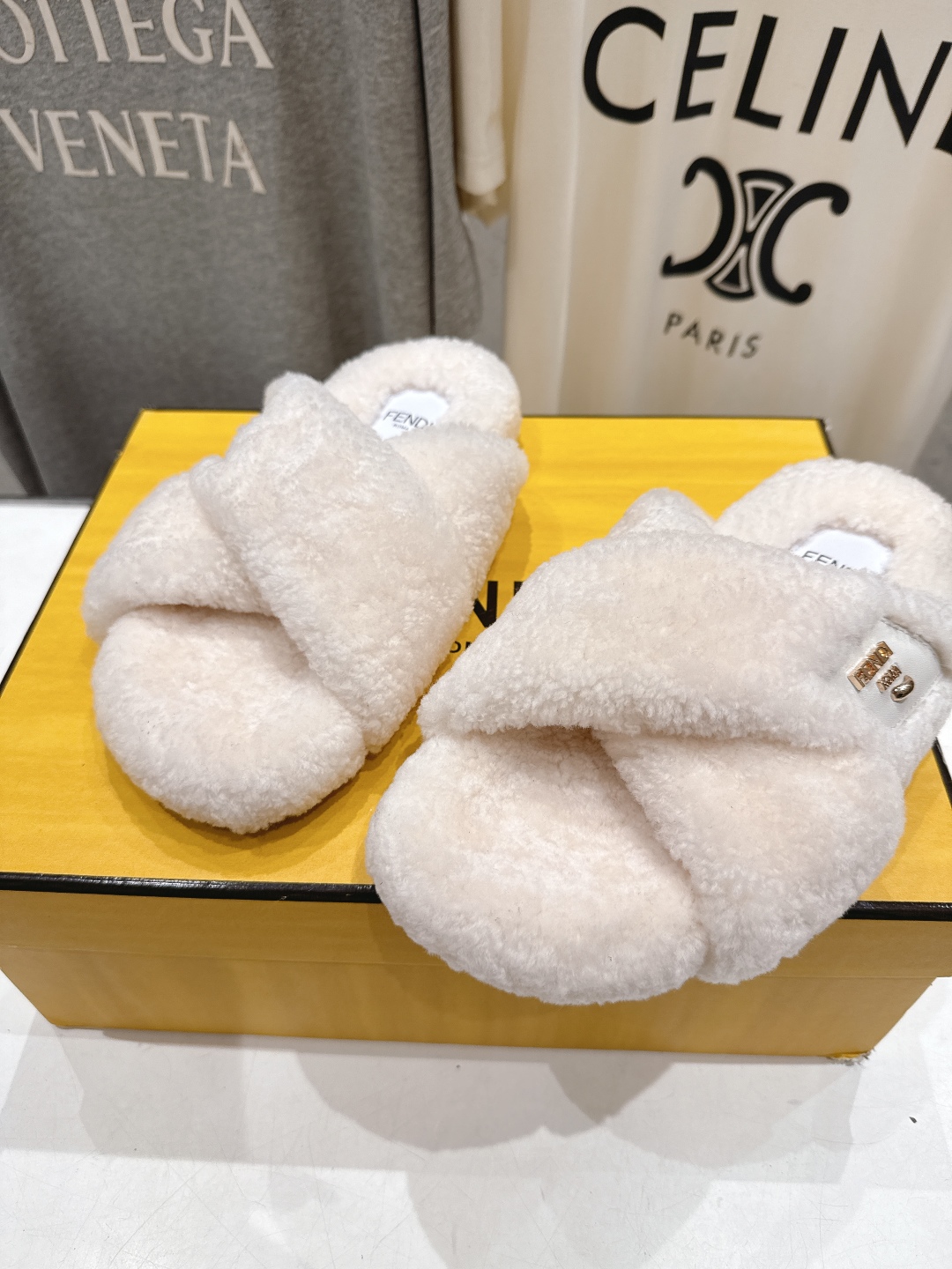 高版本出厂 FENDI/芬迪F013 2025ss秋冬新款专柜原版复刻平底毛毛拖 羊羔🐑毛，原版品质原版