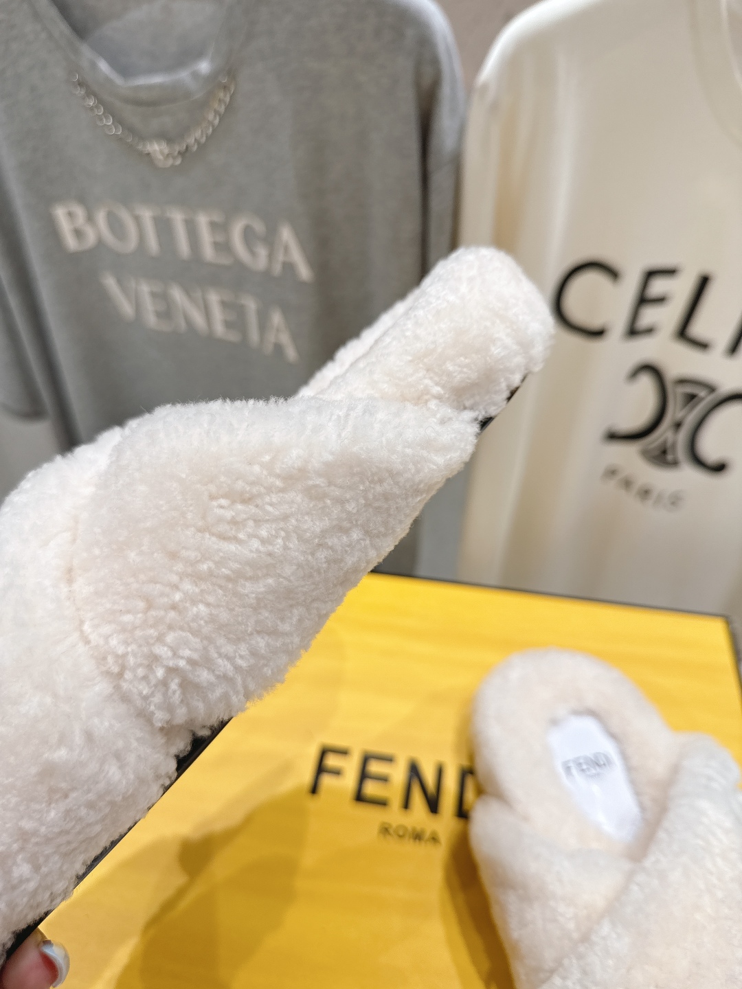 高版本出厂 FENDI/芬迪F013 2025ss秋冬新款专柜原版复刻平底毛毛拖 羊羔🐑毛，原版品质原版