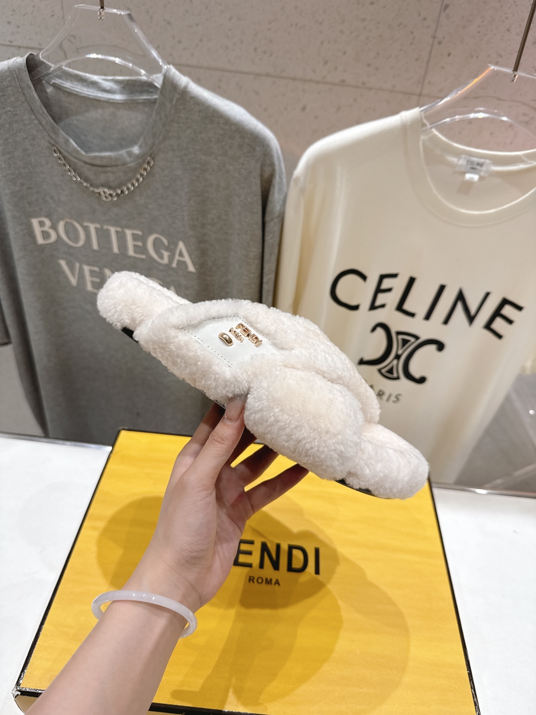 高版本出厂 FENDI/芬迪F013 2025ss秋冬新款专柜原版复刻平底毛毛拖 羊羔🐑毛，原版品质原版