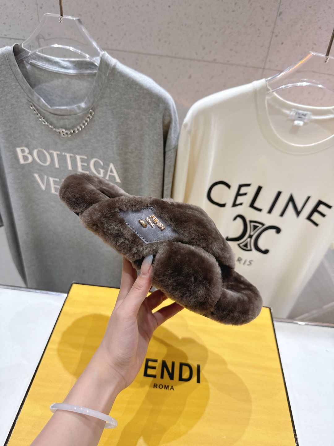 高版本出厂 FENDI/芬迪F013 2025ss秋冬新款专柜原版复刻平底毛毛拖 羊羔🐑毛，原版品质原版