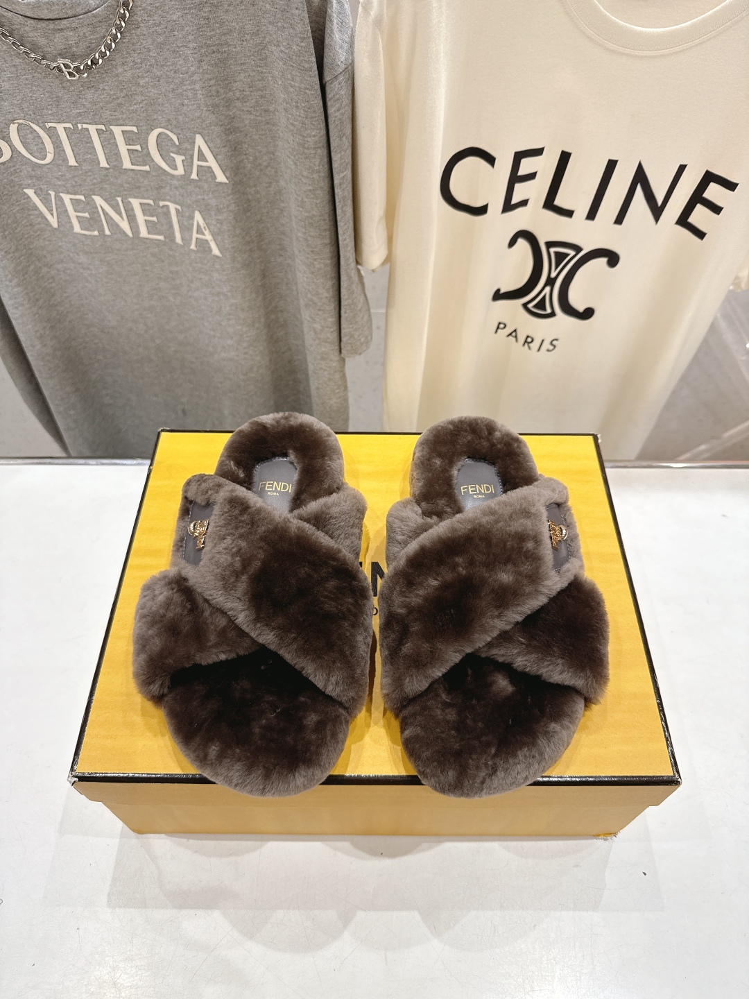 高版本出厂 FENDI/芬迪F013 2025ss秋冬新款专柜原版复刻平底毛毛拖 羊羔🐑毛，原版品质原版