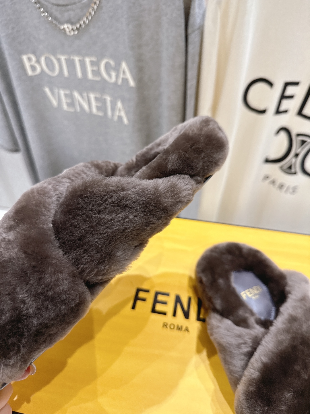 高版本出厂 FENDI/芬迪F013 2025ss秋冬新款专柜原版复刻平底毛毛拖 羊羔🐑毛，原版品质原版