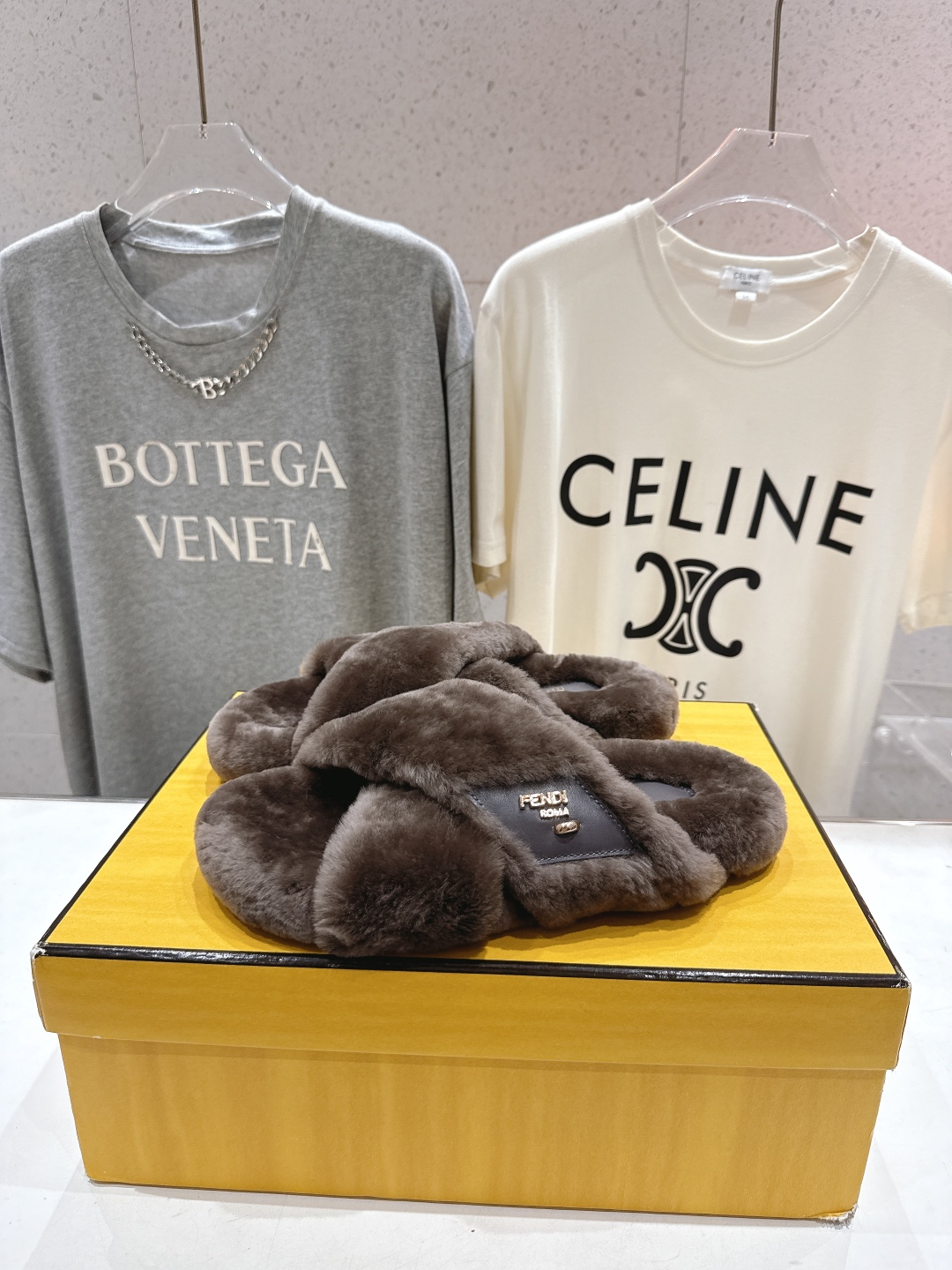 高版本出厂 FENDI/芬迪F013 2025ss秋冬新款专柜原版复刻平底毛毛拖 羊羔🐑毛，原版品质原版