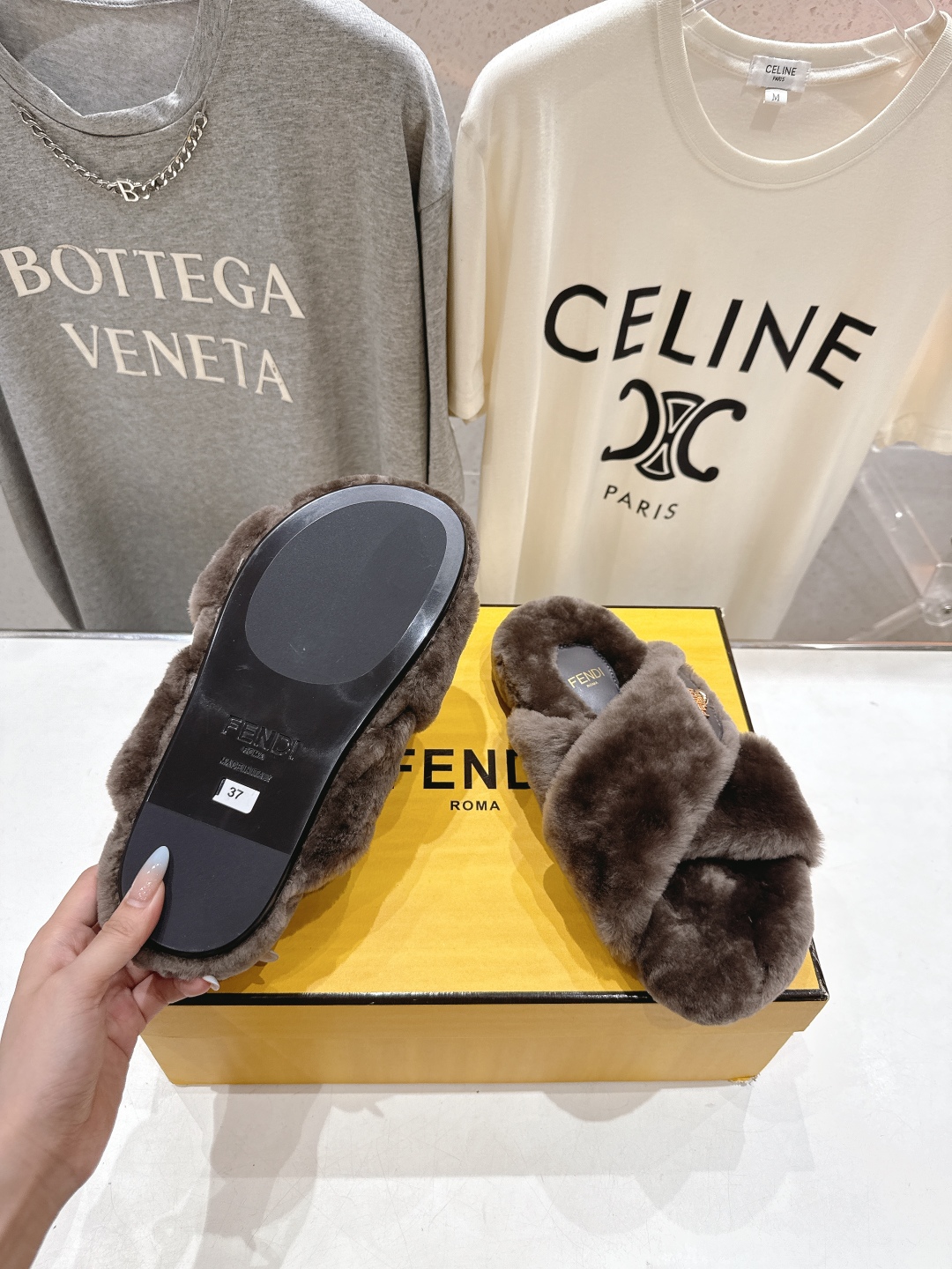 高版本出厂 FENDI/芬迪F013 2025ss秋冬新款专柜原版复刻平底毛毛拖 羊羔🐑毛，原版品质原版