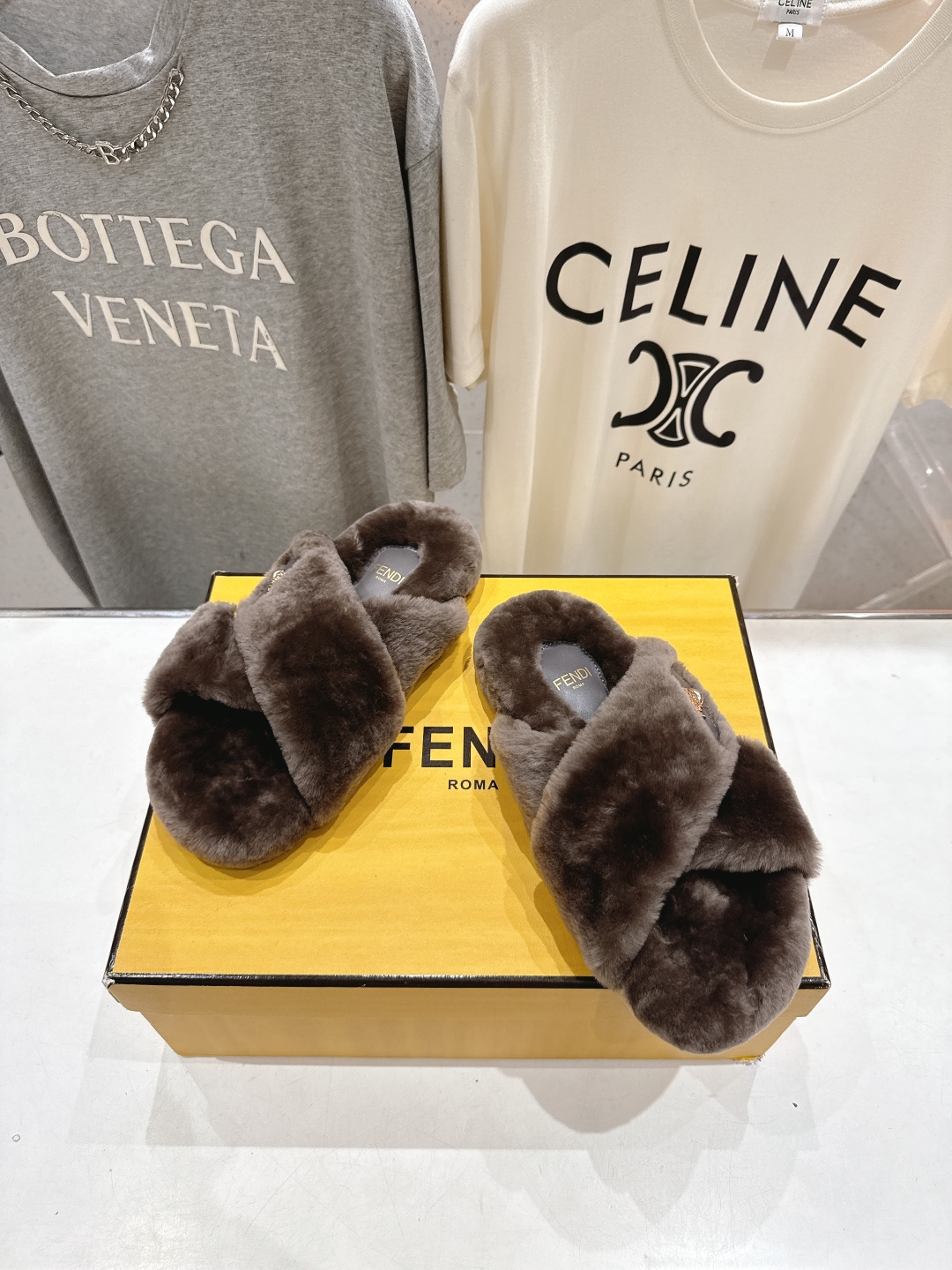 高版本出厂 FENDI/芬迪F013 2025ss秋冬新款专柜原版复刻平底毛毛拖 羊羔🐑毛，原版品质原版