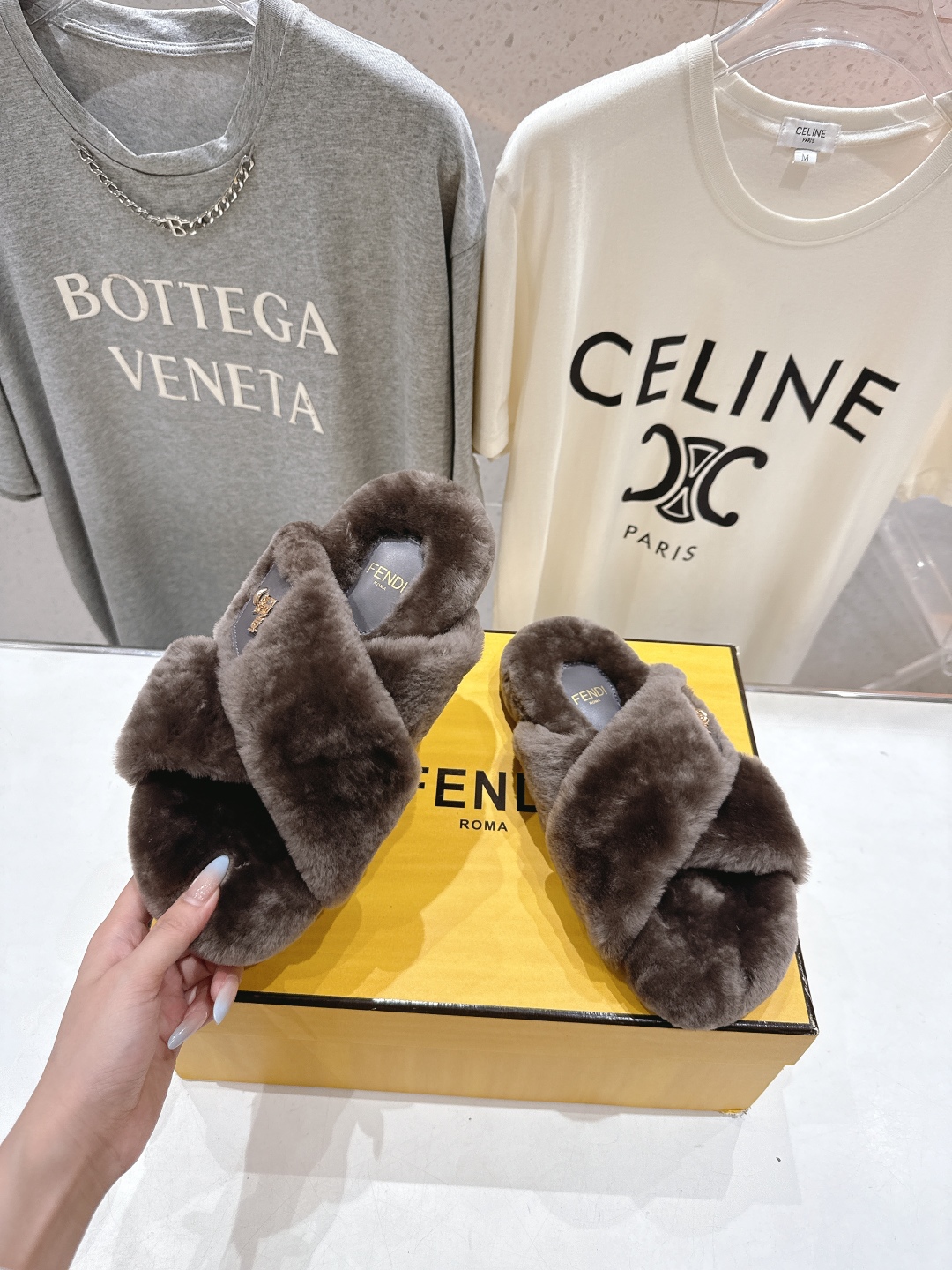高版本出厂 FENDI/芬迪F013 2025ss秋冬新款专柜原版复刻平底毛毛拖 羊羔🐑毛，原版品质原版